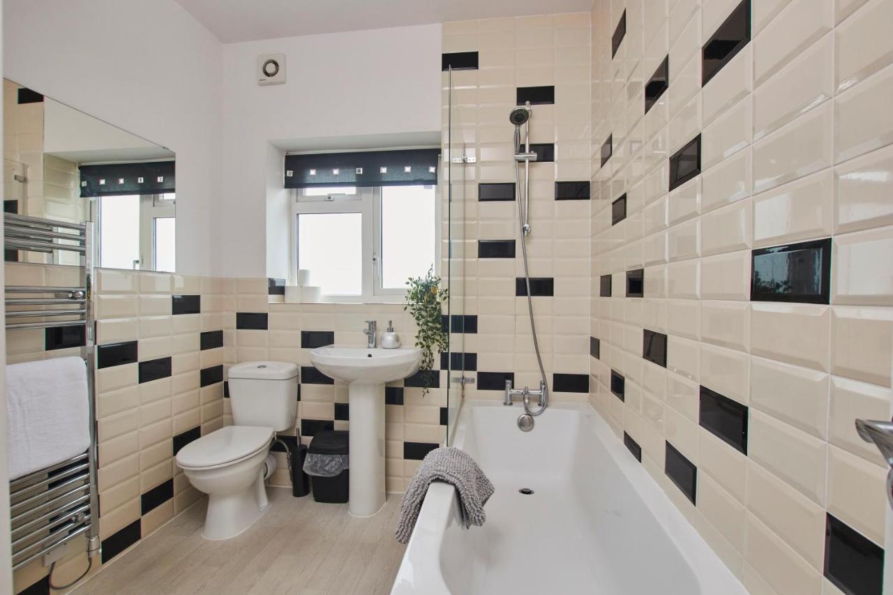 Fantastic Central Stratford Two Bedroom Apartment By Purestay Short Lets & Serviced Accommodation With Parking Extérieur photo